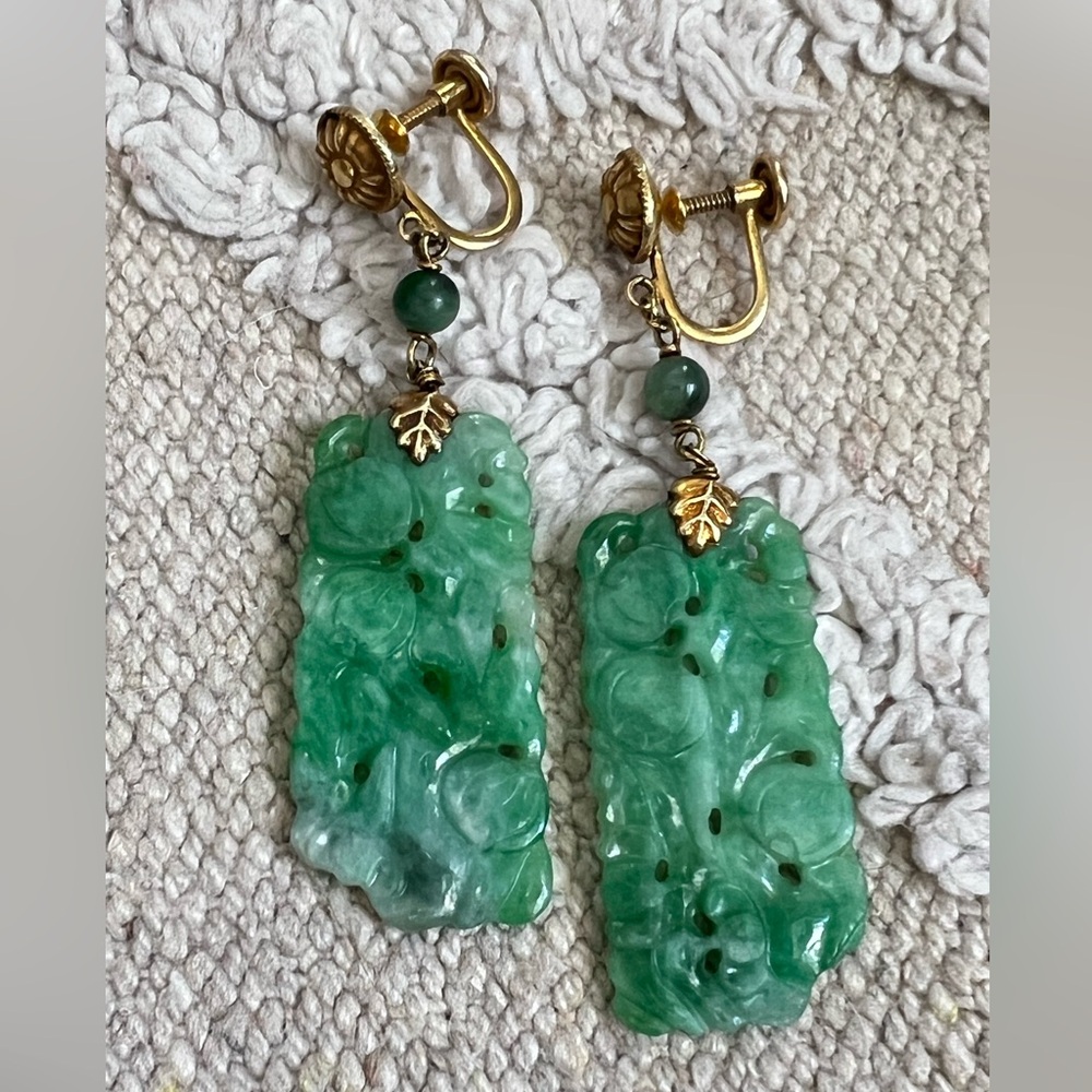 (𝐒𝐎𝐋𝐃) Vintage 14K Gold Carved Jadeite Dangle Panel Screw back Earrings - Picture 2 of 10